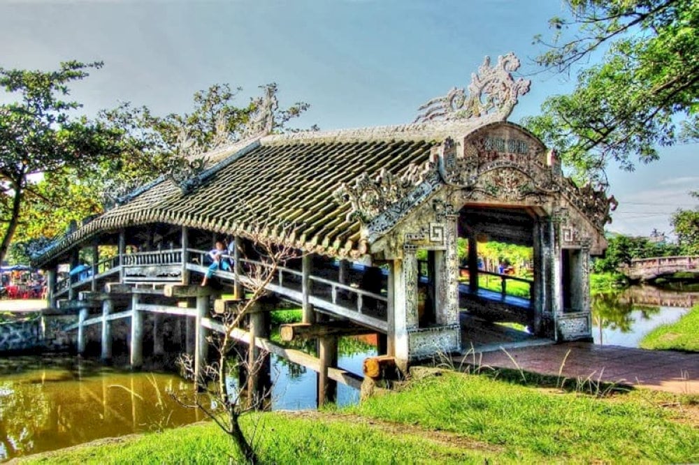 Thanh Toan Bridge is located near Hue city center 